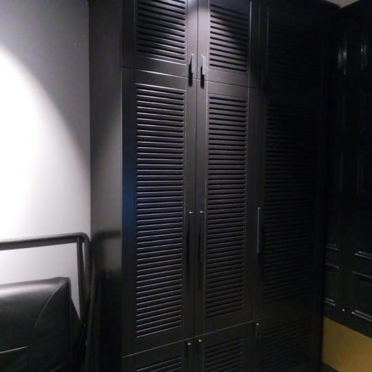 Шкаф с распашными дверцами 